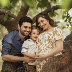צילומי משפחה בטבע על רקע גזע עץ