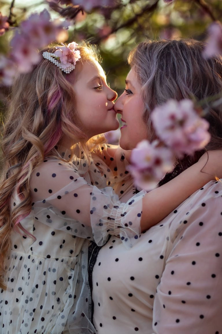 אמא ובת נשיקה על האף
